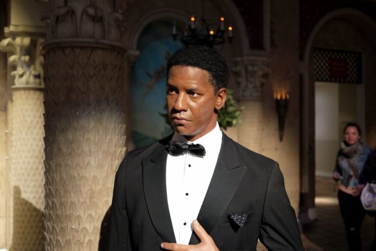 Denzel Washington Wear a Black Suit