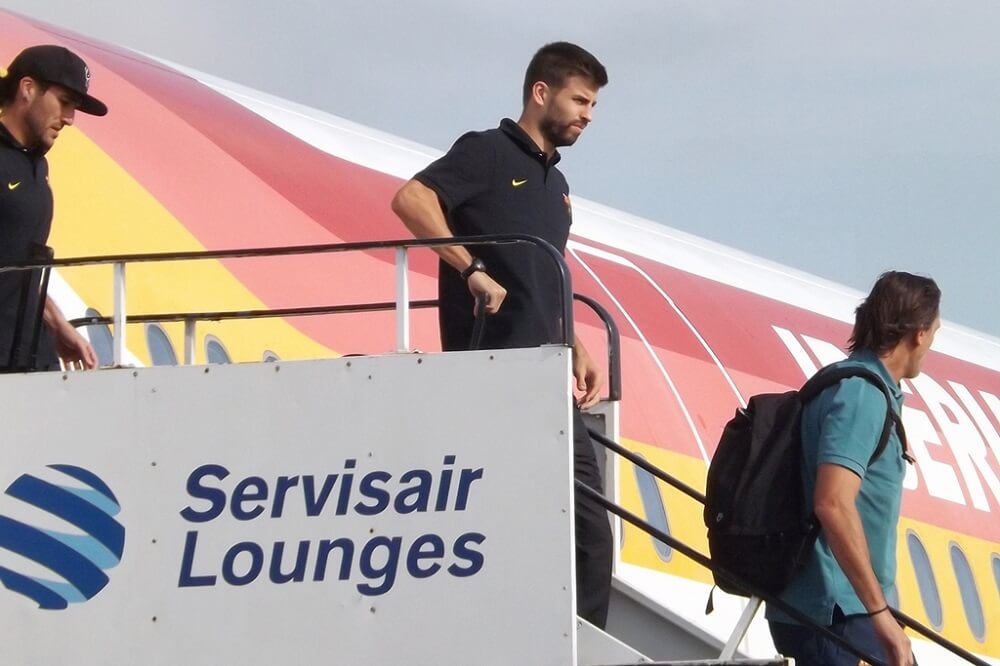 Gerard Pique Get Off Plane