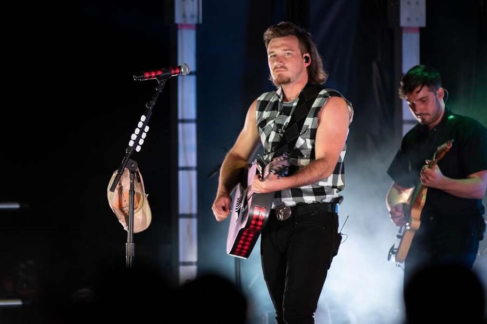 Morgan Wallen hold Guitar