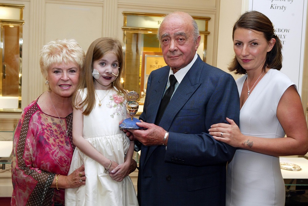 Mohamed Al-Fayed hand our a Prize