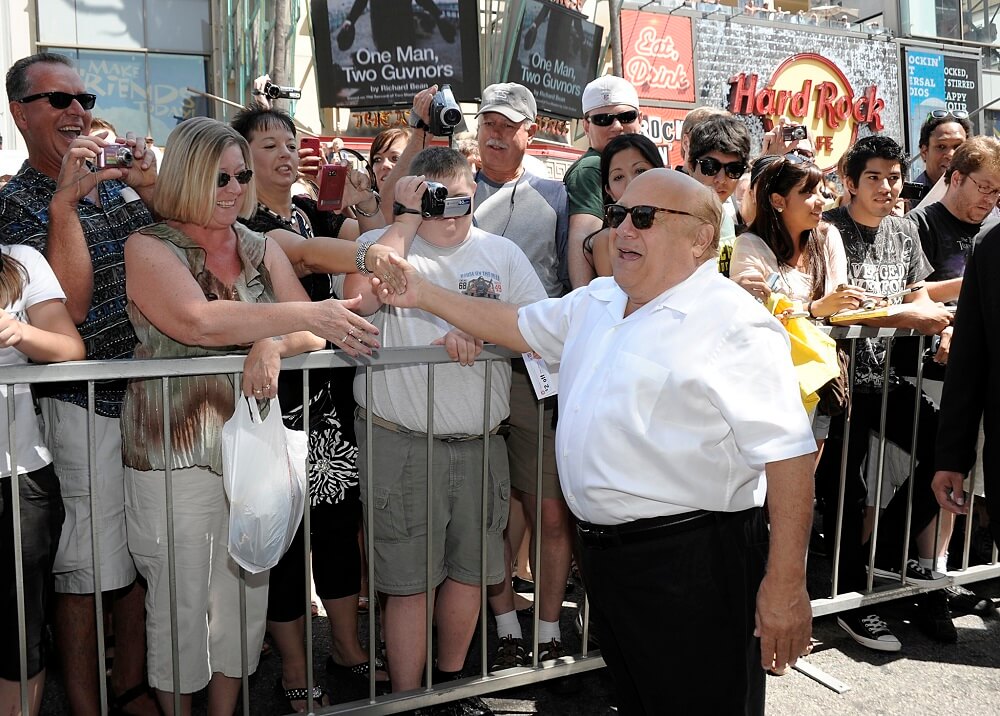 Danny DeVito hand shake a Girl