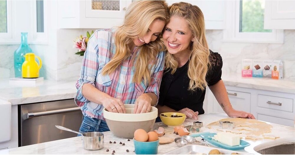 Sarah-Michelle-Gellar-Cooking-with-Friend